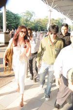 Shahrukh Khan, Deepika Padukone leave for Goa on 23rd Nov 2012 (16).JPG